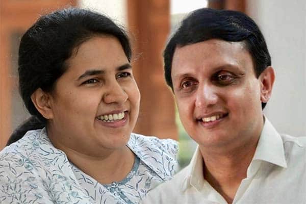 মুসলিম যুবককে বিয়ে করলেন কেরালার মুখ্যমন্ত্রীর মেয়ে