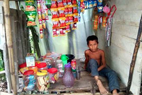 করোনা এড়াতে শিশুকে শিকলে বেঁধে রাখেন মা