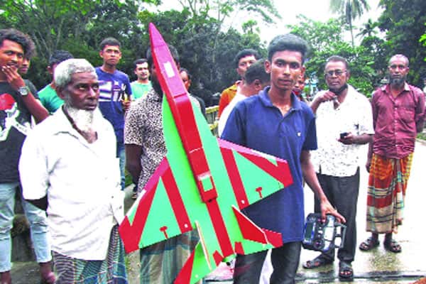 নিজের তৈরি প্লেন ওড়াল মাগুরার কিশোর হিরণ