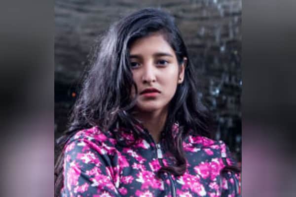 মডেলিংয়ের মোহে তরুণীর জীবন গেল সিলিং ফ্যানে ঝুলে