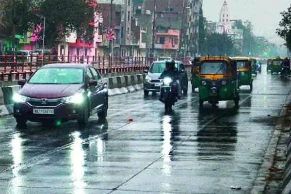 দিল্লির রাস্তায় আকাশ থেকে পড়ল তেল