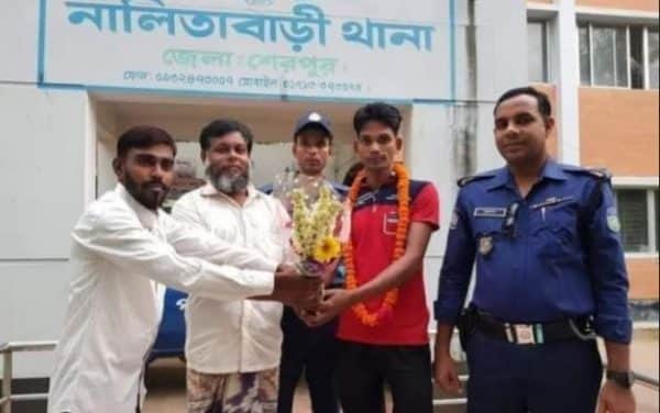 আসামিকে হ্যান্ডকাফের বদলে ফুলেল শুভেচ্ছা জানালো পুলিশ