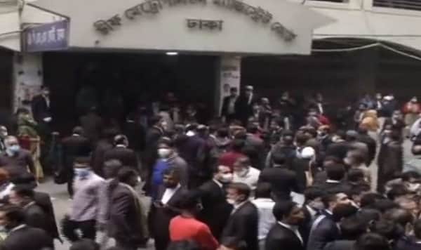 আইনজীবীকে হেনস্তার প্রতিবাদে এজলাসে তালা, ছুটিতে বিচারক