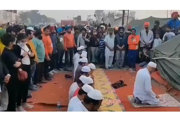 নামাজরত মুসলিম কৃষকদের পাহারা দিচ্ছেন শিখরা