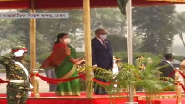 ঢাকায় পৌঁছে উষ্ণ অভ্যর্থনা পেলেন নেপালের রাষ্ট্রপতি