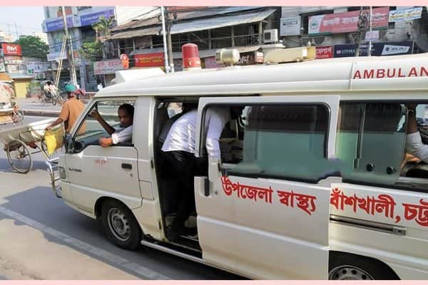 লকডাউনে সরকারি অ্যাম্বুলেন্সে যাত্রী পরিবহন!