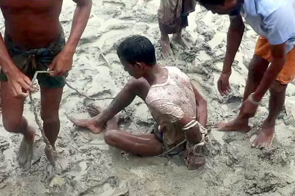 নেশাগ্রস্ত ছেলেকে বেঁধে কাদায় ফেলে গেলেন বাবা