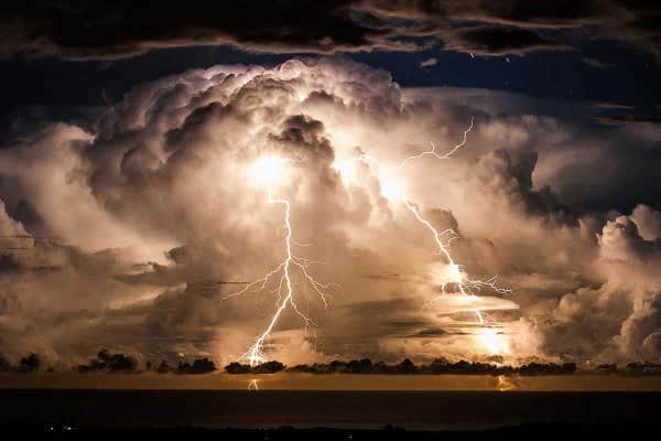 বজ্রপাত: সারাদেশে প্রাণ গেল ২১ জনের severe thunderstorm warning