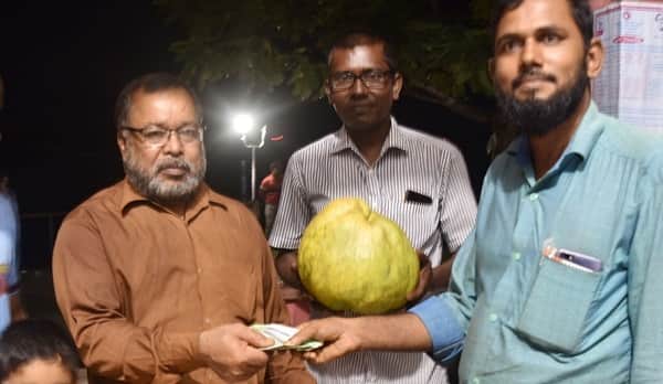 ৬ হাজার টাকায় বিক্রি হলো একটি জাম্বুরা