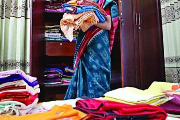 আলমারির কাপড়ের ভাঁজে বিষধর সাপ, প্রাণ গেল নারীর