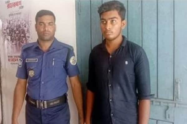 পরকীয়া প্রেমিকের সঙ্গে আপত্তিকর অবস্থায় ধরা