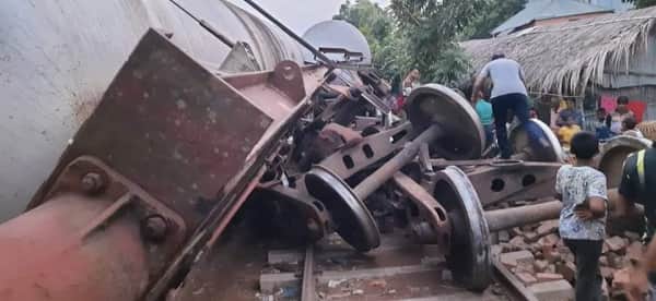 খুলনায় তেলবাহী ট্রেনের তিনটি ট্যাঙ্ক ওয়াগন লাইনচ্যুত