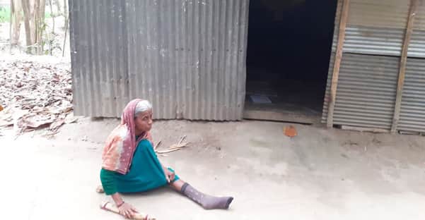 ভাঙা পা নিয়ে স্বামী-সন্তানহারা চিনি বিবির মানবেতর জীবন 