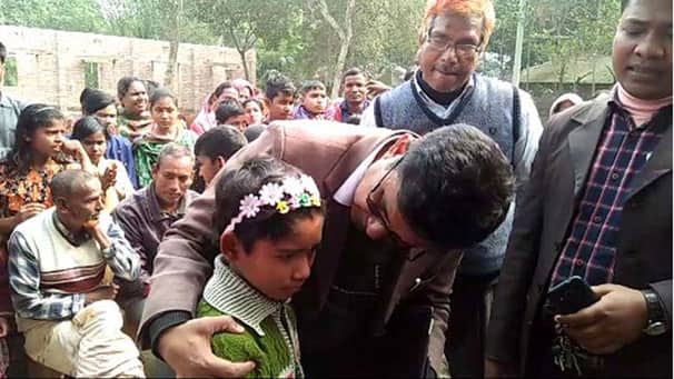 বনভোজনের টাকার জন্য শিক্ষার্থীর বই কেড়ে নিলেন প্রধান শিক্ষক