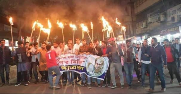 খালেদার মুক্তির দাবিতে ঢাকা কলেজ ছাত্রদলের মশাল মিছিল