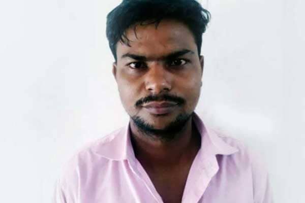 স্ত্রীর বিদেশ যাওয়া ঠেকাতে স্বামীর অবাক কাণ্ড!
