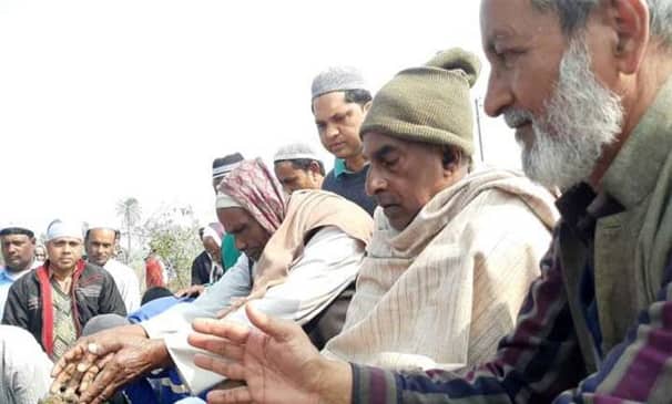 ভারতে মুসলিম ব্যক্তির কবরে মাটি দিলেন হিন্দু প্রতিবেশীরা