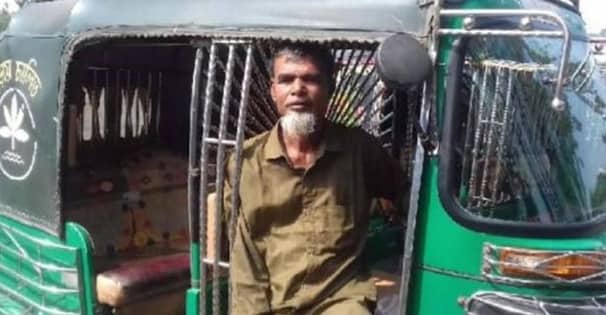 যাত্রীর ফেলে যাওয়া সোয়া ২ লাখ টাকা ফিরিয়ে দিলেন অটোচালক