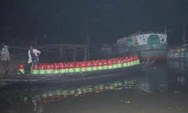 যশোরে গ্যাস ভর্তি ১২১টি সিলিন্ডার নিয়ে ডুবে গেল ট্রাক