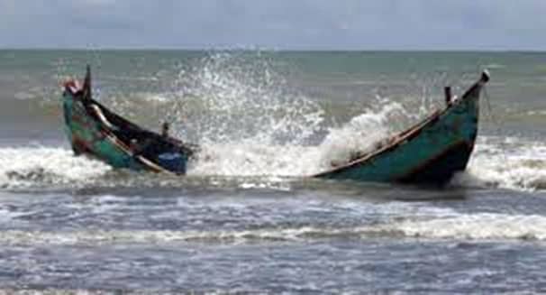 চট্টগ্রামে দুই ট্রলারডুবি, চার জনের মৃত্যু