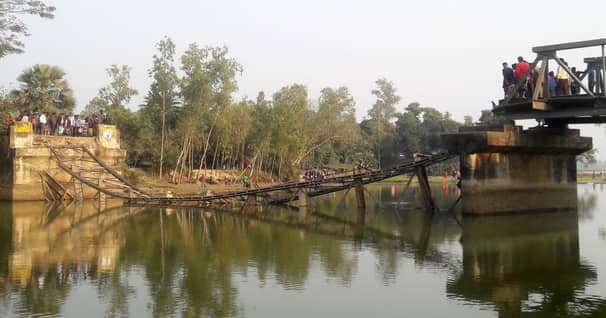 ধুনটে সেতু ভেঙে ট্রাক পানিতে!