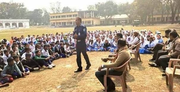 সচেতনতার বাণী নিয়ে বিভিন্ন শিক্ষা প্রতিষ্ঠানে ছুঁটে বেড়াচ্ছেন ওসি