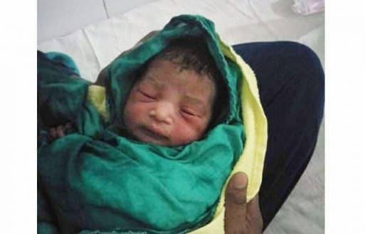 সাভারে সড়কের পাশে শপিং ব্যাগে মুড়ানো নবজাতক শিশু উদ্ধার
