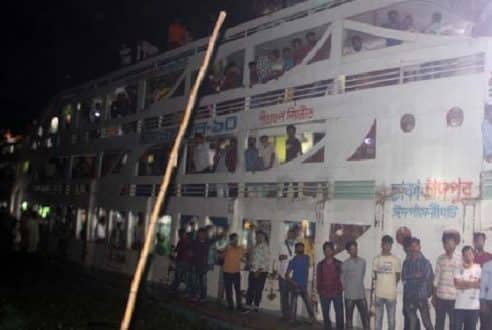 অল্পের জন্য রক্ষা পেল সাড়ে আটশ লঞ্চ যাত্রী