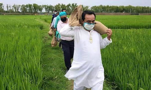 কাঁধে ত্রাণ নিয়ে দুর্গম এলাকায় ছুটে গেলেন চেয়ারম্যান ও ইউএনও