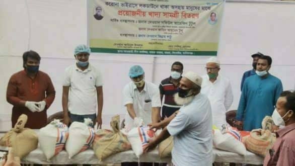 মানিকগঞ্জে লকডাউনে থাকা ৫ শতাধিক অসহায়কে খাদ্যসামগ্রী বিতরণ