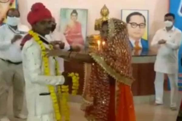 করোনার প্রেম: ভিক্ষুক তরুণীকে বিয়ে করলেন খাবার সরবরাহকারী যুবক!