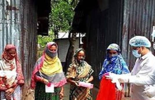করোনা জয়ী নারী গার্মেন্ট কর্মীকে ফুলেল শুভেচ্ছা দিলো প্রশাসন