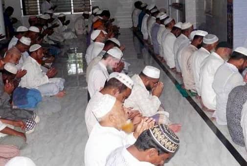 সামাজিক দূরত্ব বজায় না রেখে জুমায় ২০০ মুসল্লি, অর্থদণ্ড