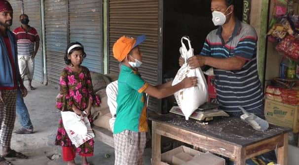 স্লিপ দেখিয়ে দোকান থেকে ত্রাণ নিচ্ছেন তারা