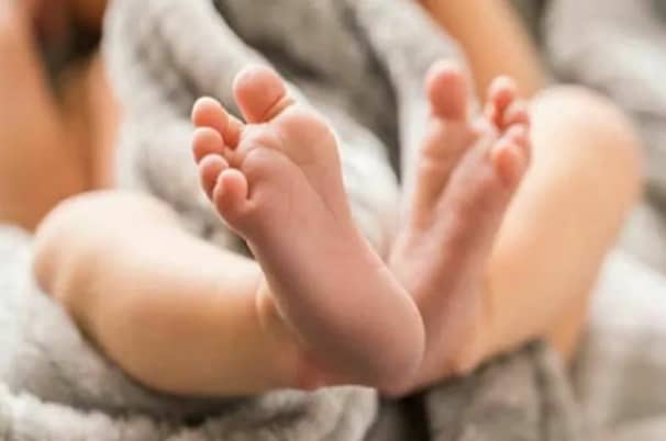 সামান্য অর্থের বিনিময়ে শিশু কন্যাকে বিক্রি করে দিল এক দম্পতি