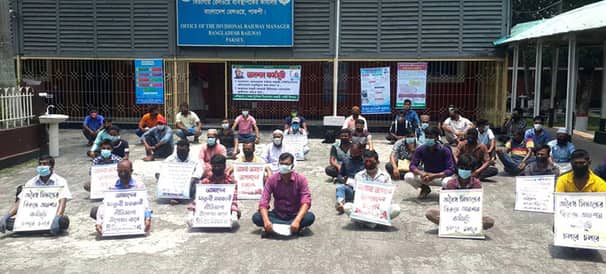 রেলওয়ের ৮৫ গেটম্যানকে চাকরিচ্যুত, প্রতিবাদে অনশন