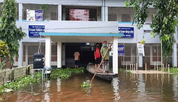 নৌকায় চড়ে অফিস করছেন ইউএনও