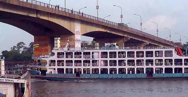 উদ্ধারকারী জাহাজের ধাক্কায় বুড়িগঙ্গা সেতুতে ফাটল, যান চলাচল বন্ধ