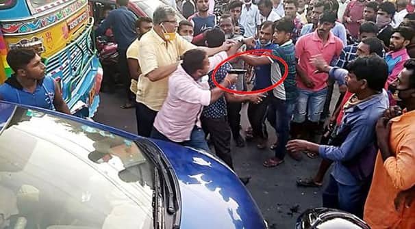 শরীর ঘেঁষে হাঁচি দেয়ায় পিস্তল নিয়ে তেড়ে এলেন এমপির দেহরক্ষী