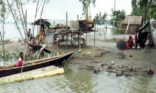 তিনদিন পর ভাত রাঁধছে মা, অপেক্ষায় শিশু