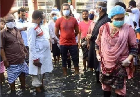 ডাইংয়ের নোংরা পানিতে মালিককে হাঁটিয়ে লাখ টাকা জরিমানা