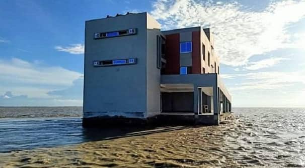 নদী গিলে ফেলেছে সব, মাঝে শুধু দাঁড়িয়ে স্কুল