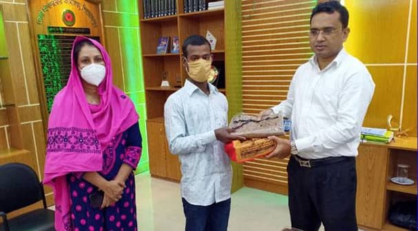 ২ টাকায় সরকারি চাকরি পেলেন ২ যুবক