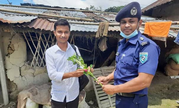 বিসিএস উত্তীর্ণদের তথ্য যাচাইয়ে এসে এএসপির ফুলেল শুভেচ্ছা