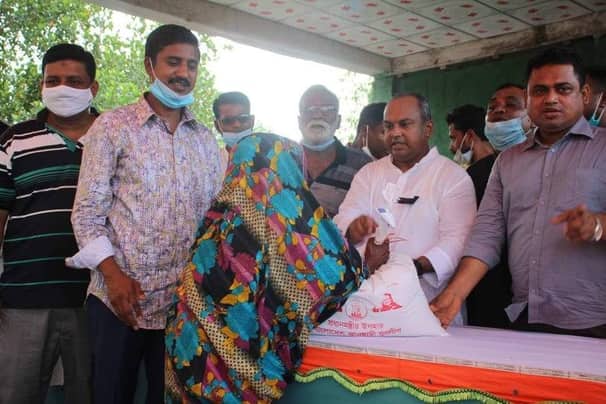ত্রাণ হাতে বন্যার্তদের পাশে মানিকগঞ্জ জেলা যুবলীগ