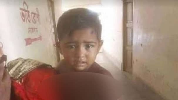 বাসচাপায় মা নিহত, অলৌকিকভাবে বেঁচে গেল ৩ বছরের শিশু