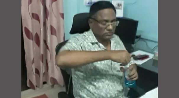 হাত স্যানিটাইজ করে ঘুষ নেন লালমনিরহাটের ওসি মাহফুজ!