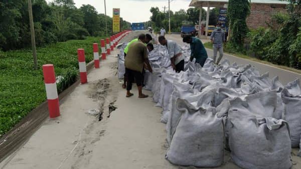 ধসে পড়েছে মানিকগঞ্জের ২৫০ কোটি টাকার আঞ্চলিক মহাসড়ক