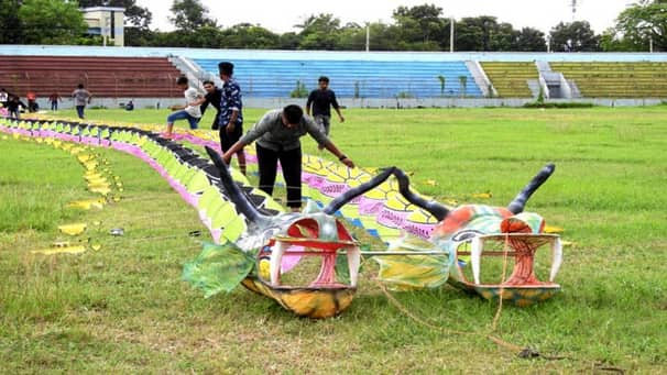 মাগুরার আকাশে ৩৪৩ ফিট লম্বা ড্রাগন ঘুড়ি