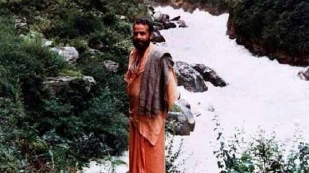 ‘ঈশ্বরের খোঁজে’ দুই বছর হিমালয়ের গুহায় কাটিয়েছিলেন মোদি
